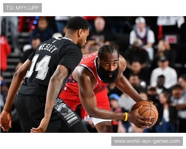 哈登关键远投止血，快船末段稳稳控球，哈登晃倒的快船球员是谁